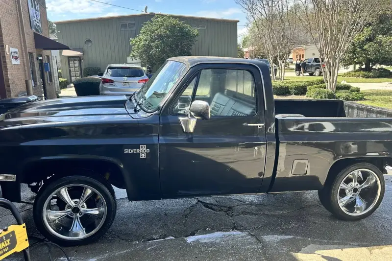 1985 Chevrolet C10 pickup photo 2