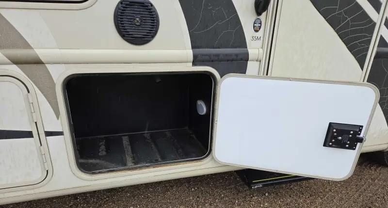 2017 Thor Motor Coach Stripped photo 15