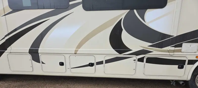 2017 Thor Motor Coach Stripped photo 32