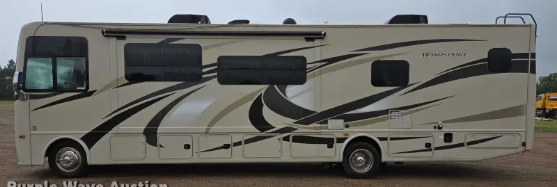 2017 Thor Motor Coach Stripped photo 8