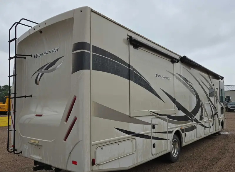 2017 Thor Motor Coach Stripped photo 5