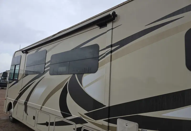 2017 Thor Motor Coach Stripped photo 12