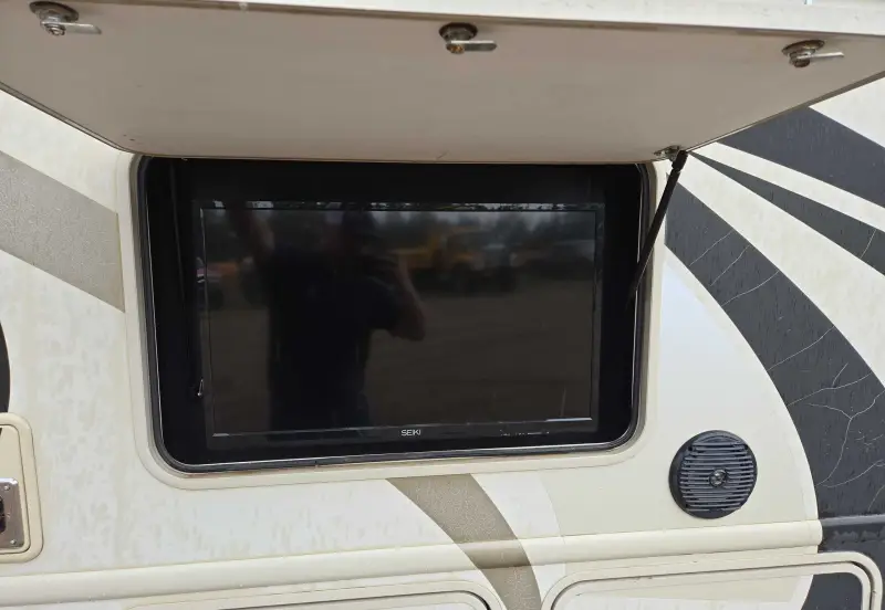 2017 Thor Motor Coach Stripped photo 17