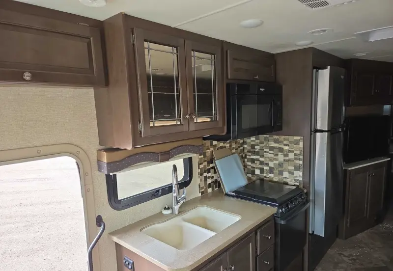 2017 Thor Motor Coach Stripped photo 83