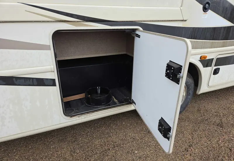 2017 Thor Motor Coach Stripped photo 23