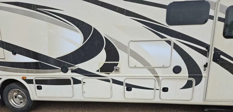 2017 Thor Motor Coach Stripped photo 14