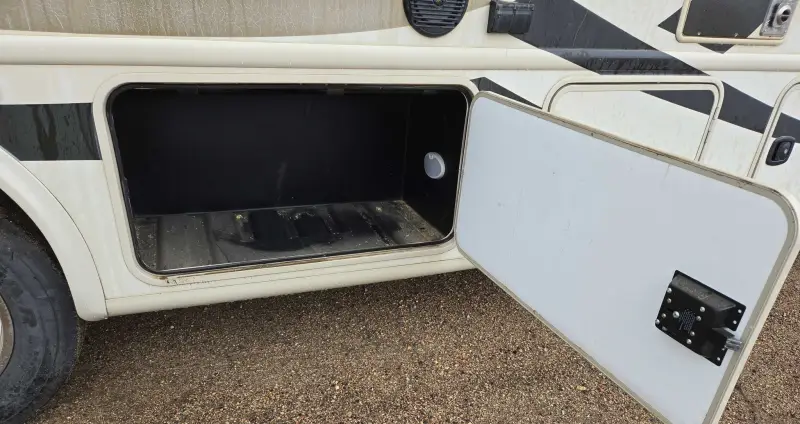 2017 Thor Motor Coach Stripped photo 21