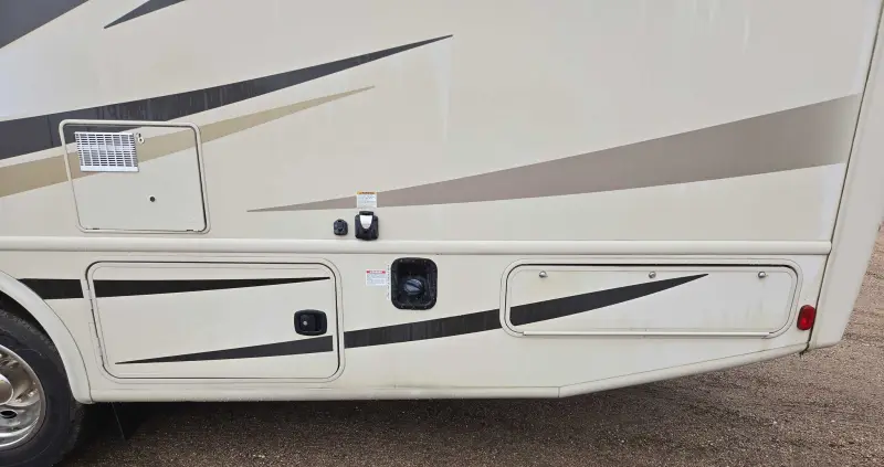 2017 Thor Motor Coach Stripped photo 25