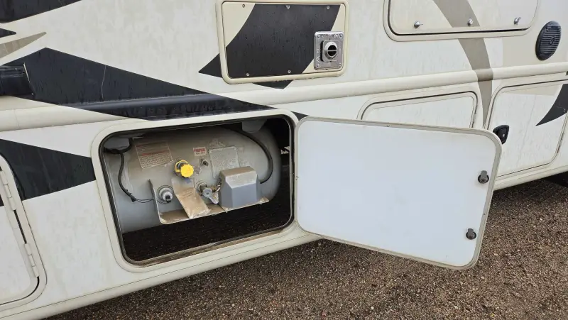 2017 Thor Motor Coach Stripped photo 18