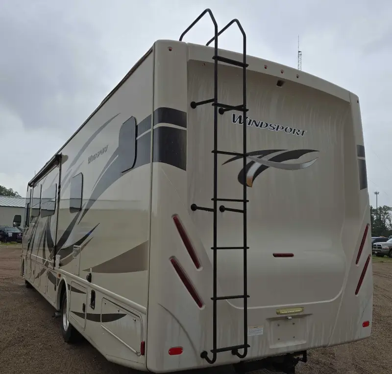2017 Thor Motor Coach Stripped photo 7