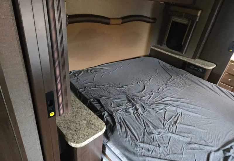 2017 Thor Motor Coach Stripped photo 92