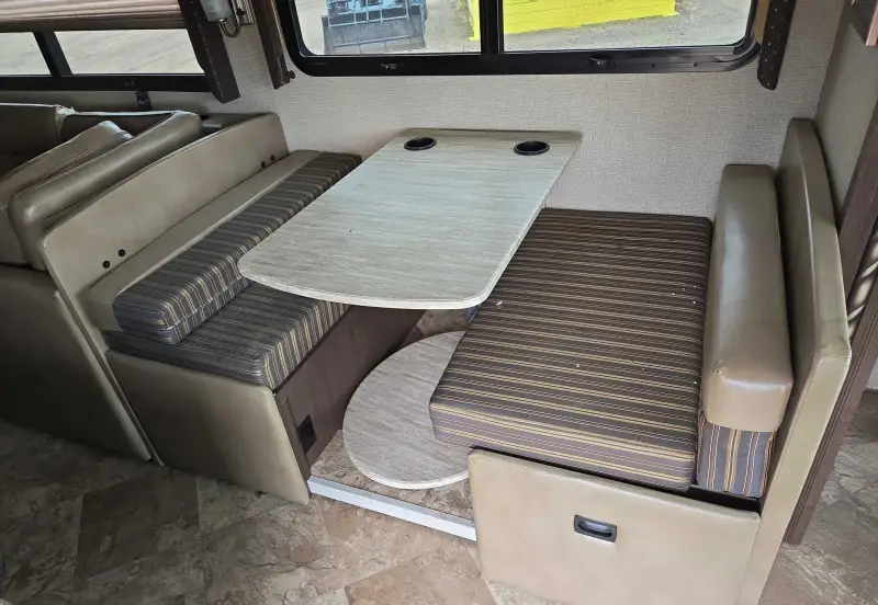 2017 Thor Motor Coach Stripped photo 81