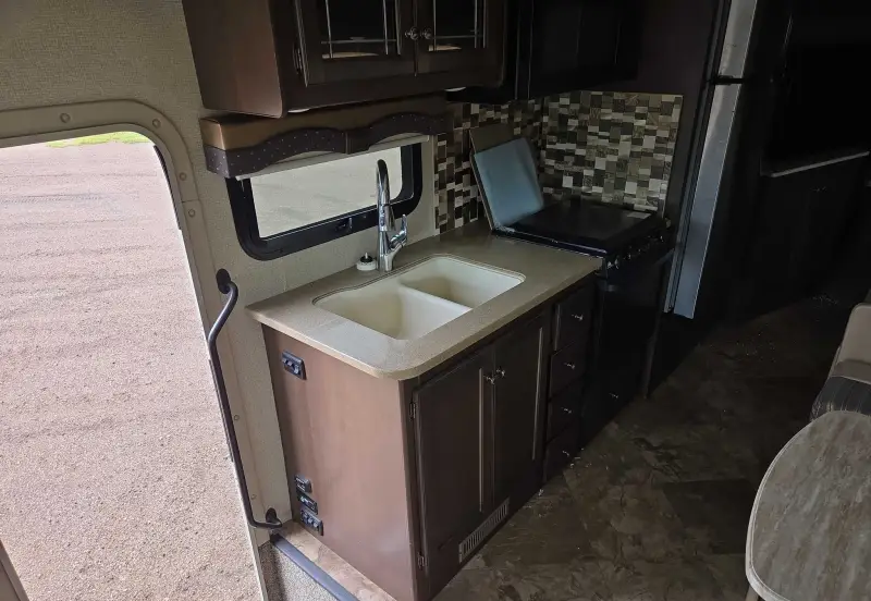 2017 Thor Motor Coach Stripped photo 82
