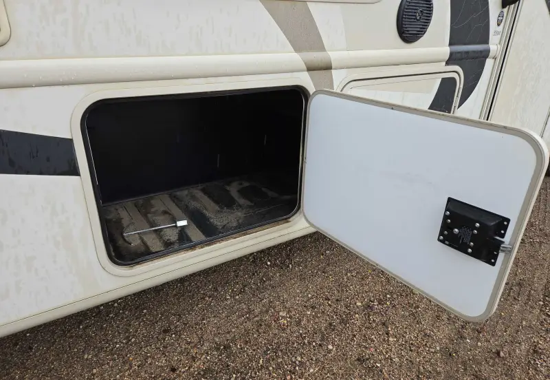 2017 Thor Motor Coach Stripped photo 16