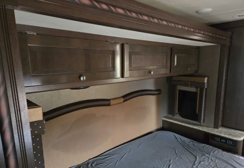 2017 Thor Motor Coach Stripped photo 94