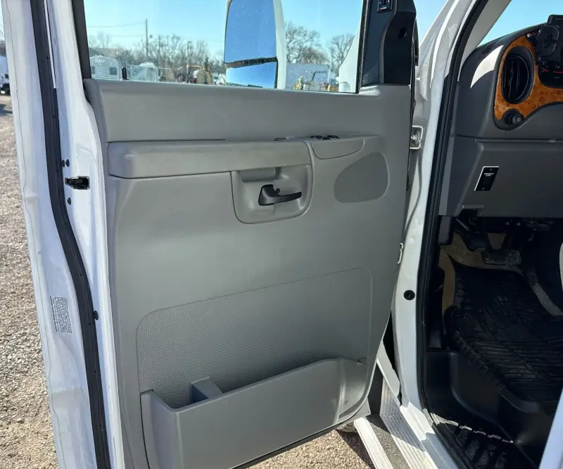 2008 Ford E450 Super Duty photo 46