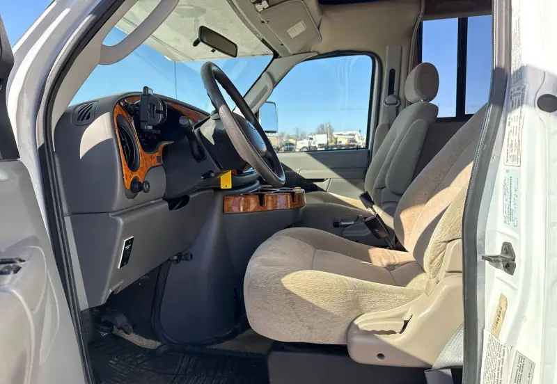 2008 Ford E450 Super Duty photo 48